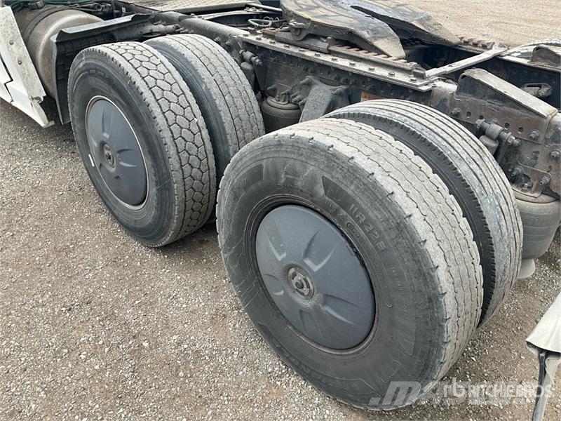 Freightliner Cascadia 126 6x4 T/A Sleeper Truck Tractor Traktorske jedinice