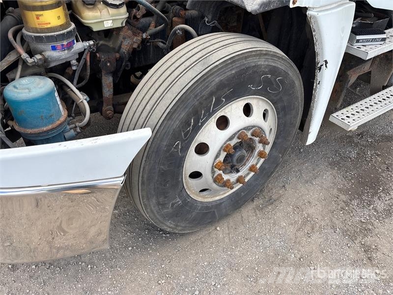 Freightliner Cascadia 125 6x4 T/A Sleeper Truck Tractor Trekkvogner