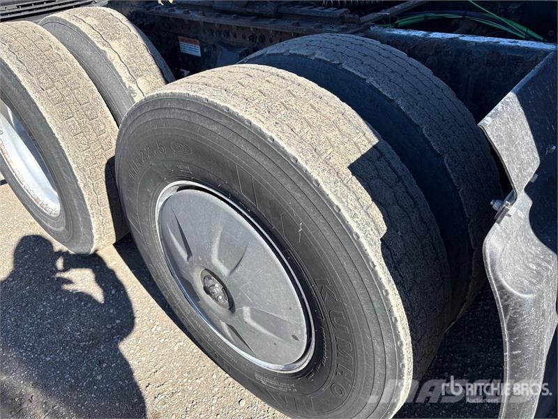 Freightliner Cascadia 126 6x4 T/A Sleeper Truck Tractor Cavalos mecânicos