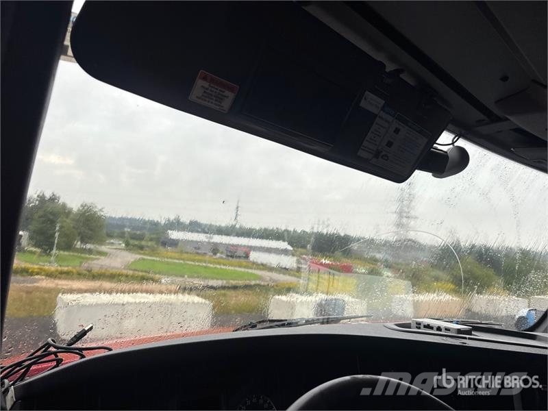 Freightliner Cascadia 126 6x4 T/A Sleeper Truck Tractor Tegljači