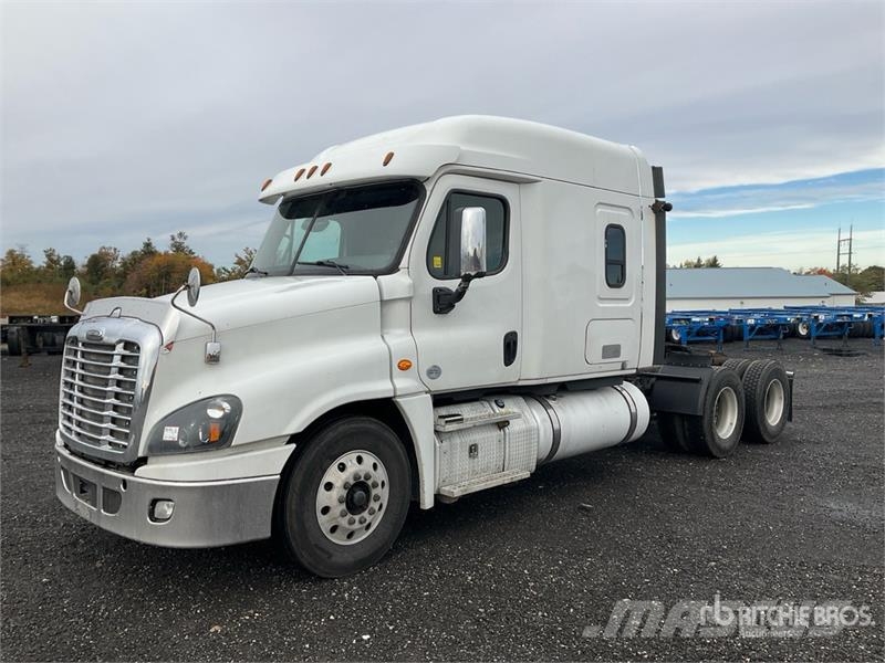 Freightliner Cascadia 125 6x4 T/A Sleeper Truck Tractor Vlačilci