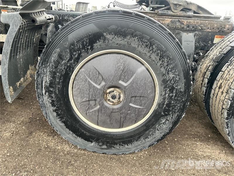 Freightliner Cascadia 126 T/A Sleeper Truck Tractor Tractor Units