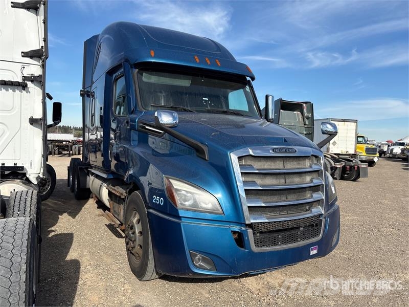Freightliner Cascadia 126 6x4 T/A Sleeper Truck Tractor (Inoper Sattelzugmaschinen