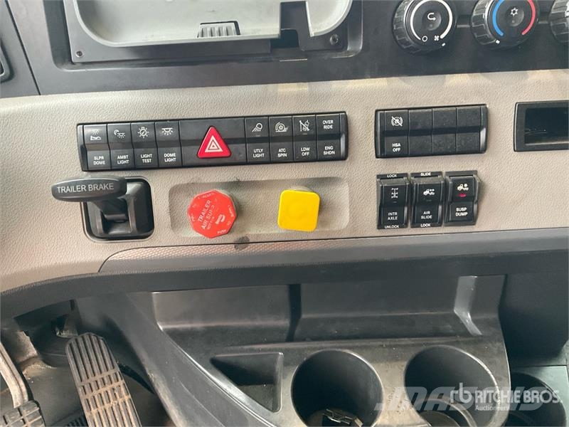 Freightliner Cascadia 126 6x4 T/A Sleeper Truck Tractor Motrici e Trattori Stradali