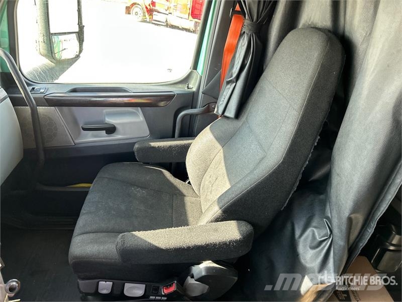Freightliner Cascadia 126 6x4 T/A Sleeper Truck Tractor Nyergesvontatók