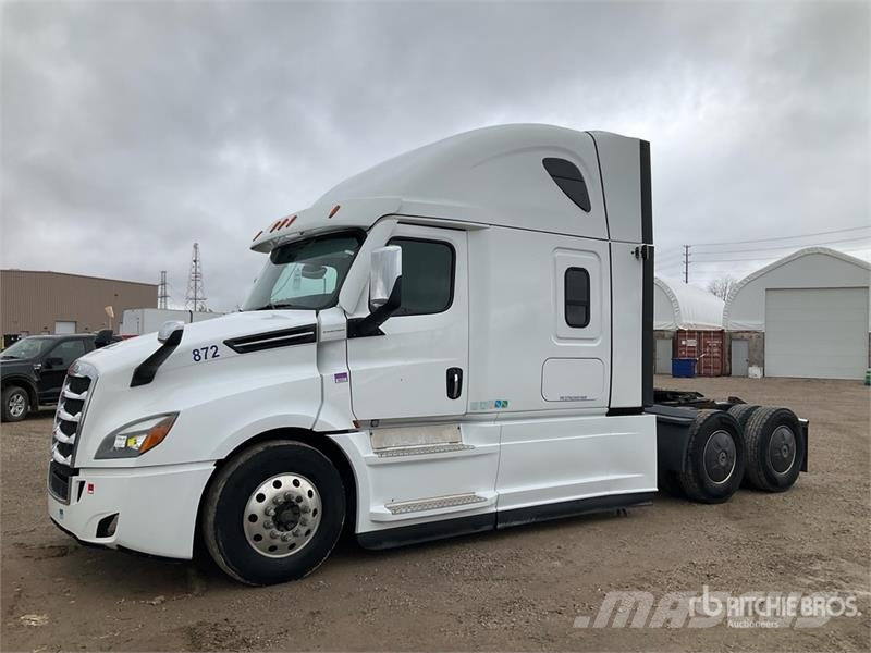 Freightliner Cascadia 126 6x4 T/A Sleeper Truck Tractor Vetopöytäautot