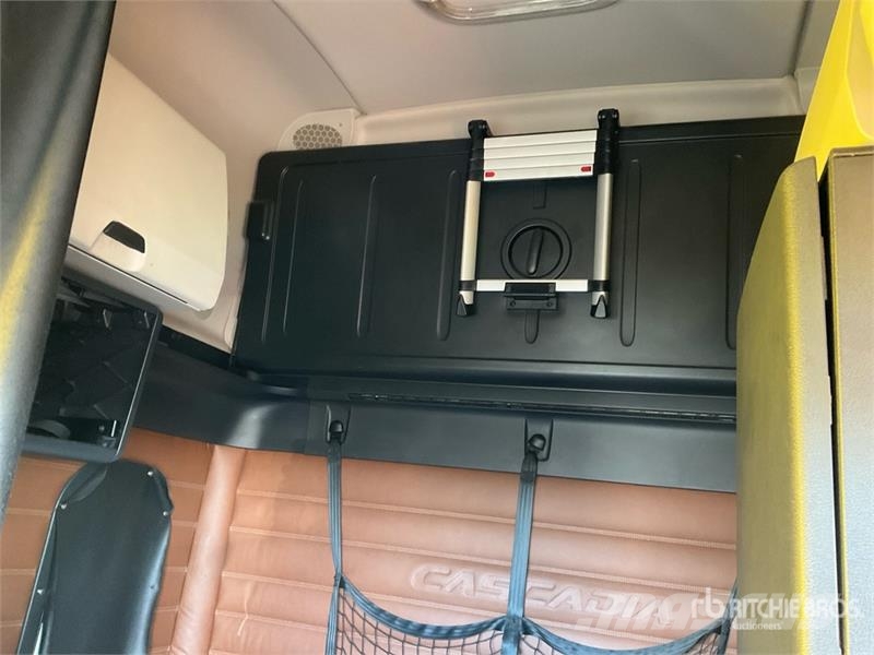 Freightliner Cascadia 126 6x4 T/A Sleeper Truck Tractor Tractor Units