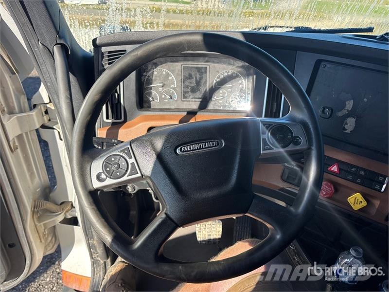 Freightliner Cascadia 126 6x4 T/A Sleeper Truck Tractor Tractor Units
