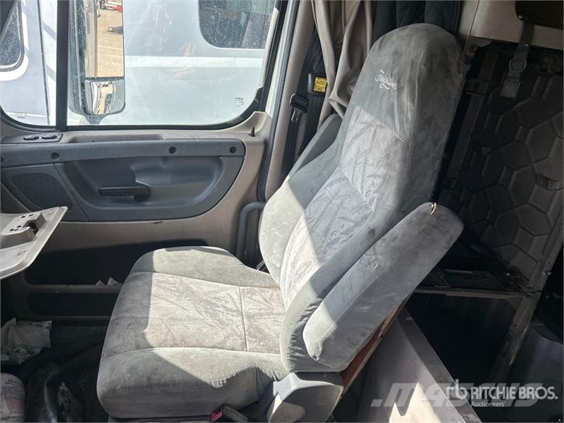 Freightliner Cascadia 125 6x4 T/A Sleeper Truck Tractor (Inoper Sattelzugmaschinen