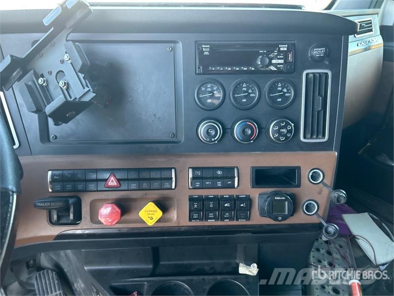 Freightliner Cascadia 126 6x4 T/A Sleeper Truck Tractor (Inoper Тягачі