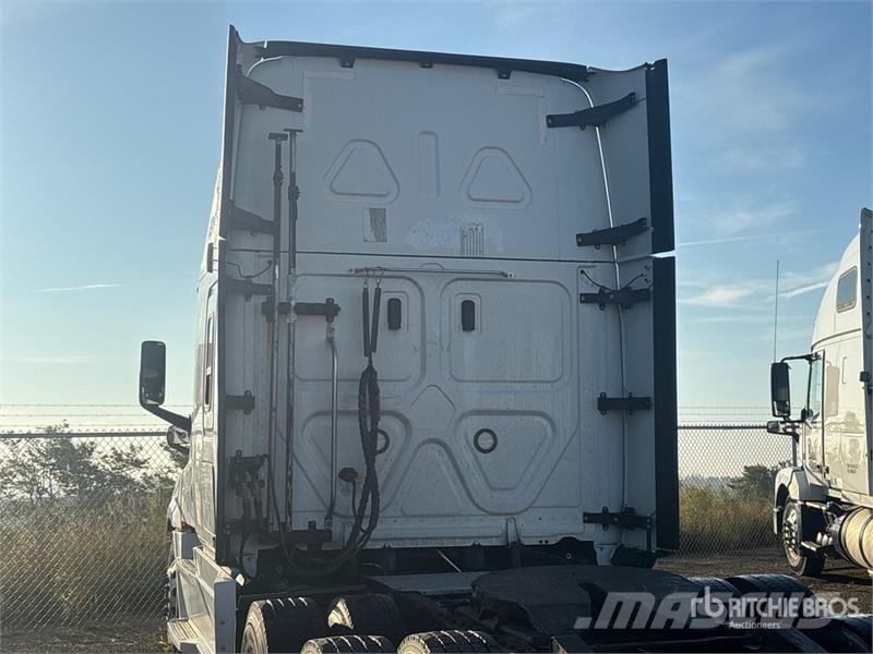 Freightliner Cascadia 126 6x4 T/A Sleeper Truck Tractor Vilcēji