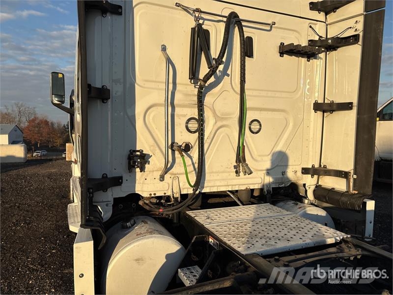 Freightliner Cascadia 126 6x4 T/A Sleeper Truck Tractor Седельные тягачи