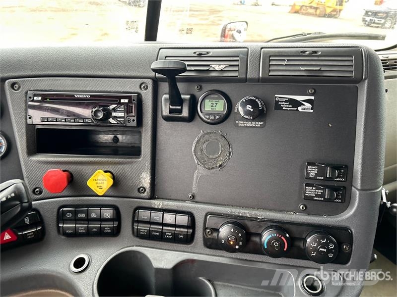 Freightliner Cascadia 125 6x4 T/A Sleeper Truck Tractor Vetopöytäautot