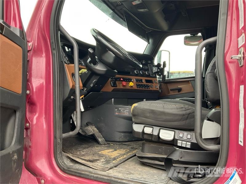Freightliner Cascadia 126 6x4 T/A Sleeper Truck Tractor Tegljači