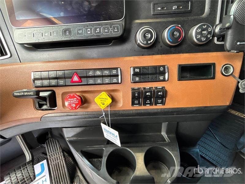 Freightliner Cascadia 126 6x4 T/A Sleeper Truck Tractor Тягачі