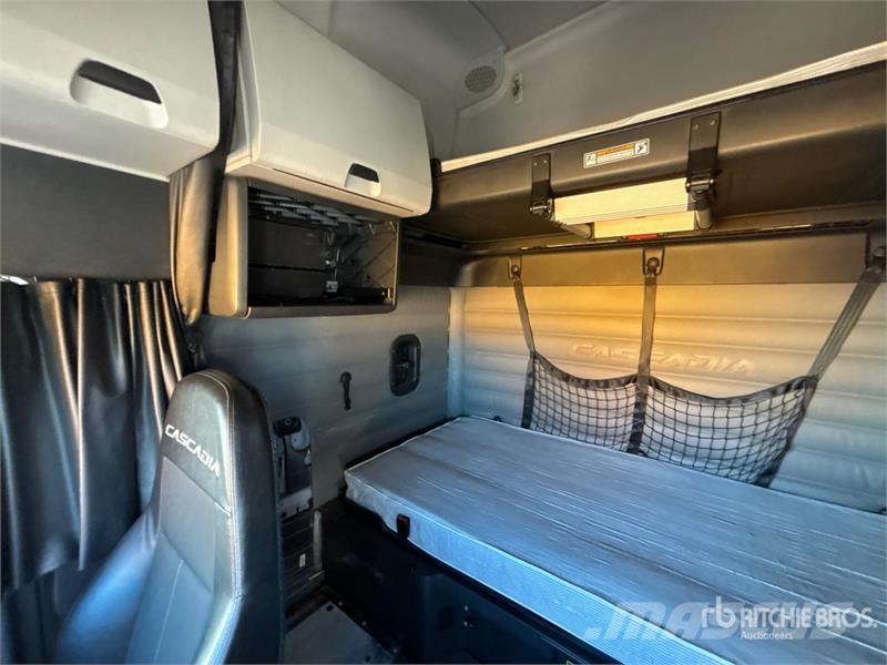 Freightliner Cascadia 126 6x4 T/A Sleeper Truck Tractor Тягачі
