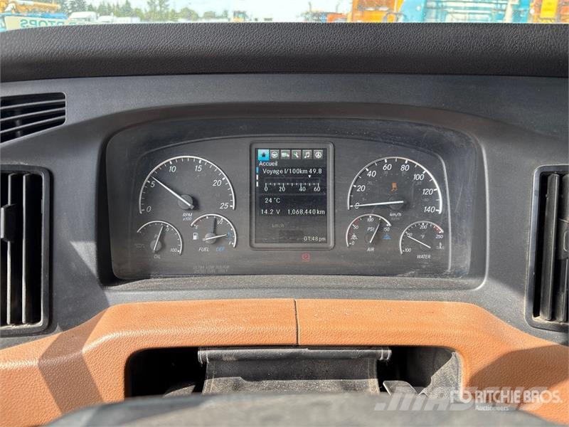 Freightliner Cascadia 126 6x4 T/A Sleeper Truck Tractor Тягачі