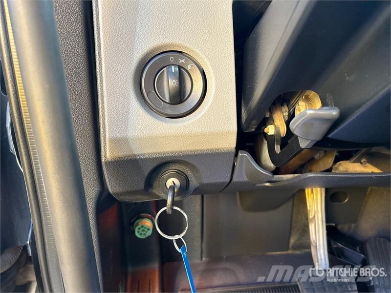 Freightliner Cascadia 126 6x4 T/A Sleeper Truck Tractor Tractor Units