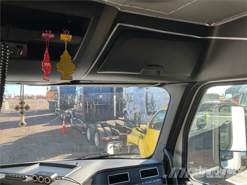 Freightliner Cascadia 126 6x4 T/A Sleeper Truck Tractor وحدات الجر