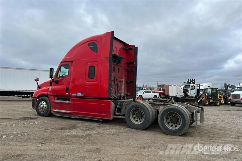 Freightliner Cascadia 125 6x4 T/A Sleeper Truck Tractor Vetopöytäautot