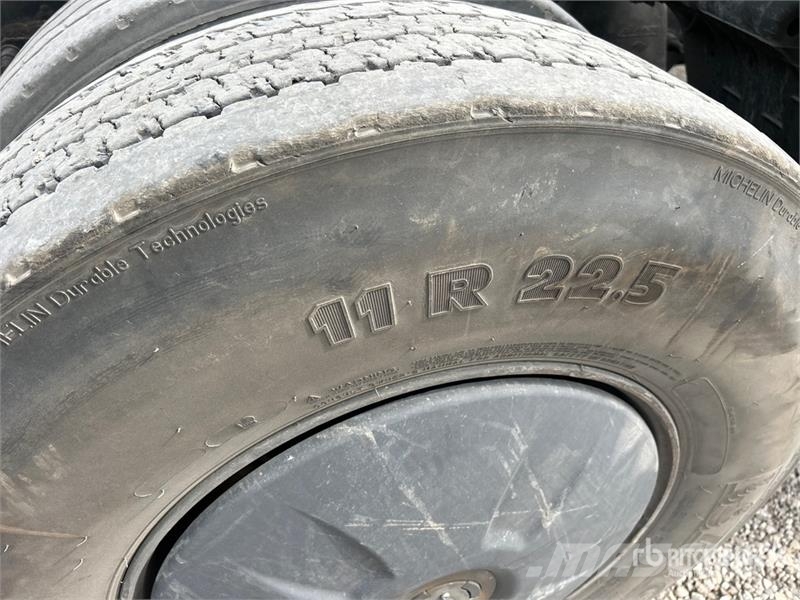 Freightliner Cascadia 126 6x4 T/A Sleeper Truck Tractor Tractor Units