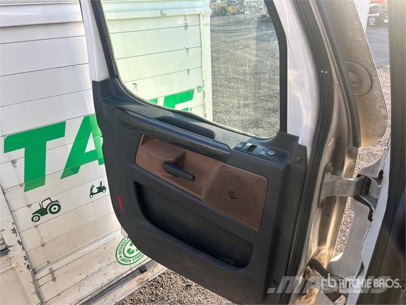 Freightliner Cascadia 126 6x4 T/A Sleeper Truck Tractor Vlačilci