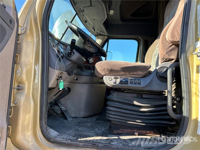 Freightliner Cascadia 125 6x4 T/A Sleeper Truck Tractor Тягачі