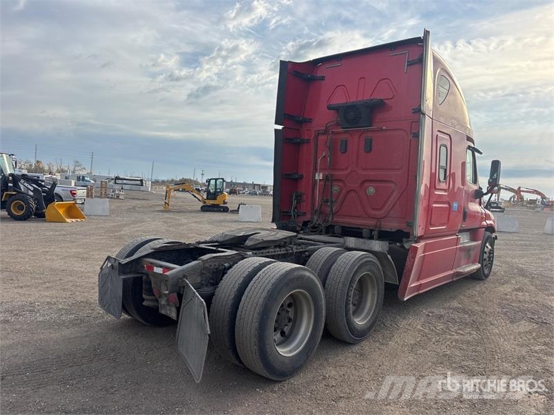 Freightliner Cascadia 125 6x4 T/A Sleeper Truck Tractor Tegljači