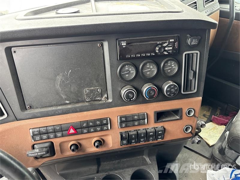 Freightliner Cascadia 126 6x4 6x4 T/A Sleeper Truck Tractor (In Tractor Units