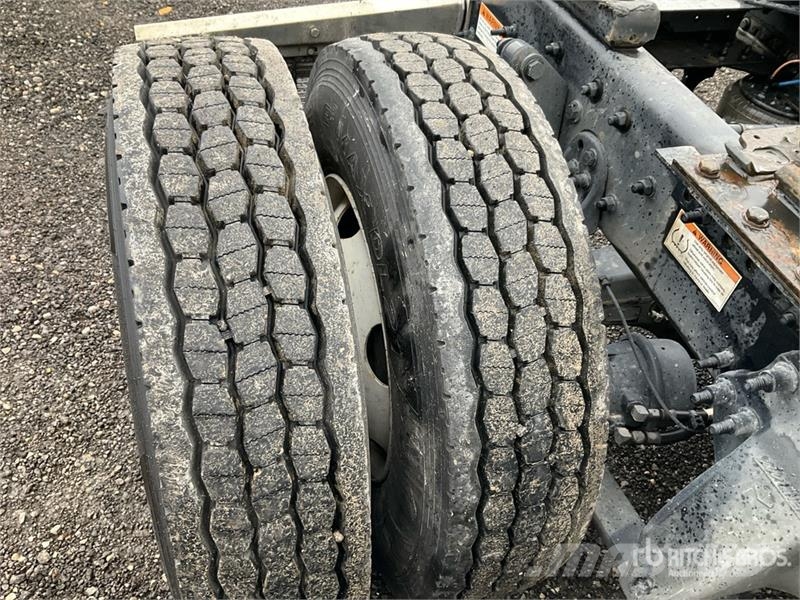 Freightliner Cascadia 126 6x4 T/A Sleeper Truck Tractor Vetopöytäautot