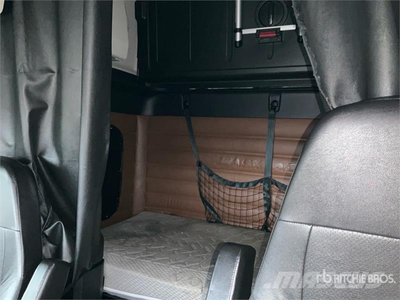 Freightliner Cascadia 126 6x4 T/A Sleeper Truck Tractor Vetopöytäautot