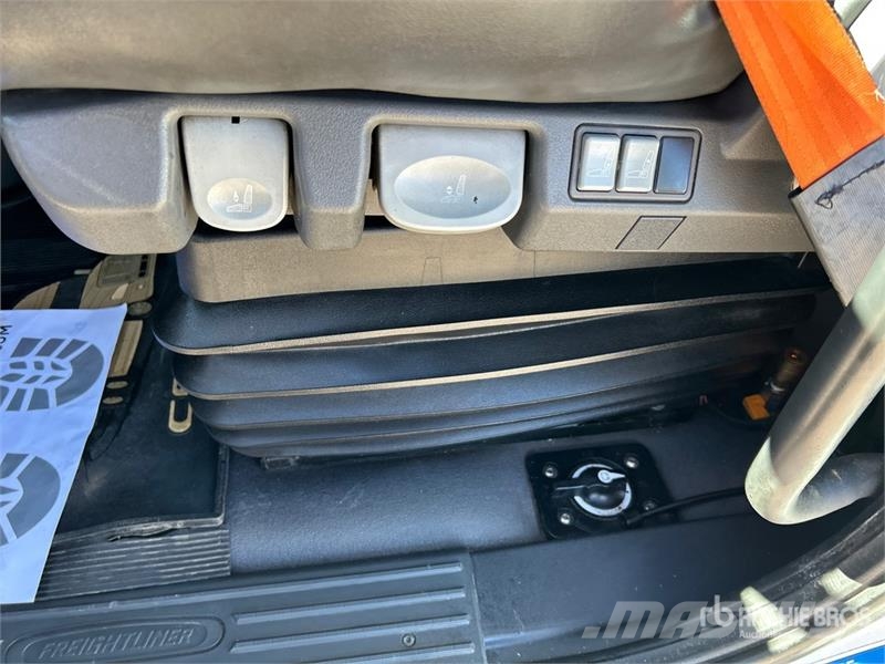 Freightliner Cascadia 126 6x4 T/A Sleeper Truck Tractor وحدات الجر
