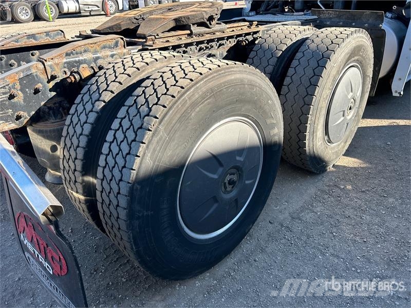 Freightliner Cascadia 126 6x4 T/A Sleeper Truck Tractor Sattelzugmaschinen