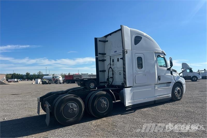 Freightliner Cascadia 126 6x4 T/A Sleeper Truck Tractor Nyergesvontatók