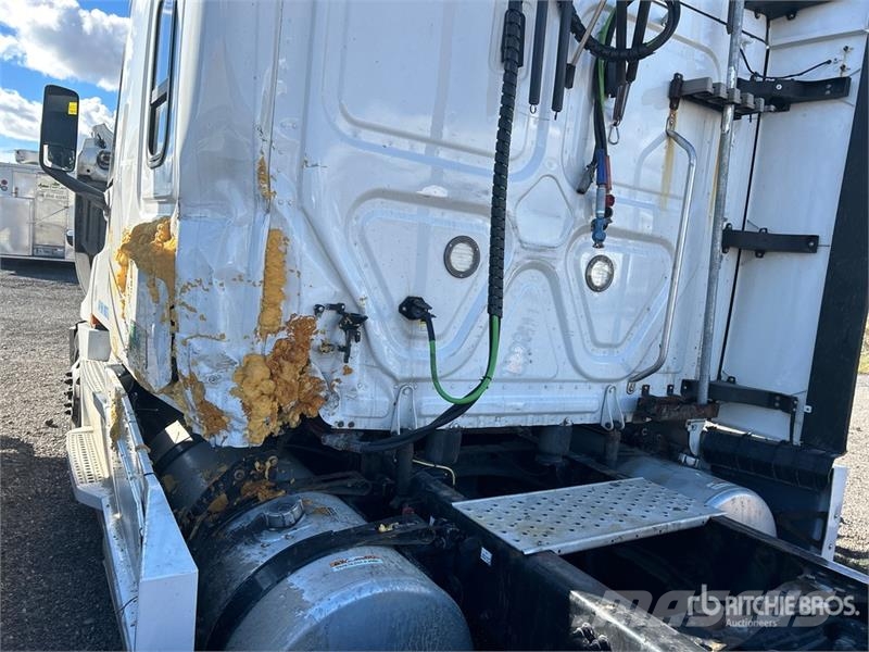 Freightliner Cascadia 126 6x4 T/A Sleeper Truck Tractor Cabezas tractoras