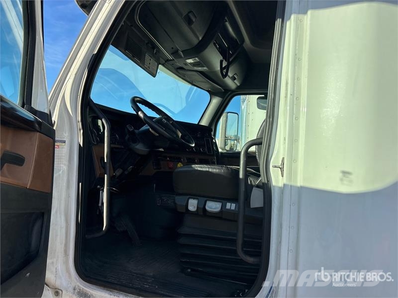 Freightliner Cascadia 126 6x4 T/A Sleeper Truck Tractor Влекачи