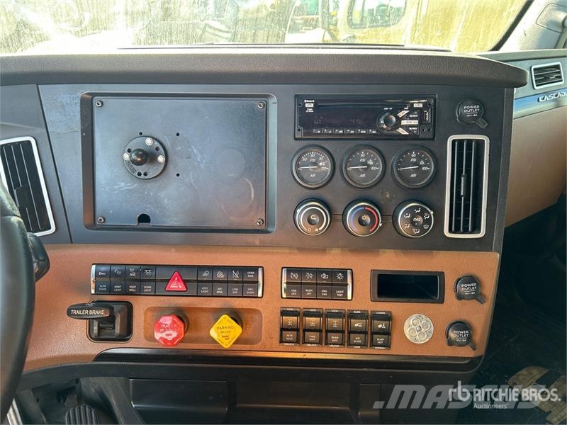 Freightliner Cascadia 126 6x4 T/A Sleeper Truck Tractor Sattelzugmaschinen