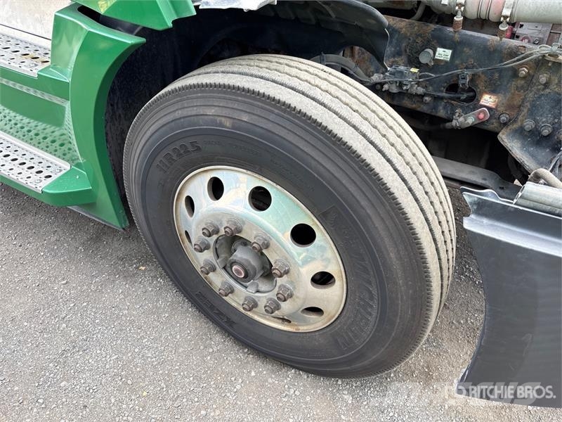 Freightliner Cascadia 126 6x4 T/A Sleeper Truck Tractor Тягачі