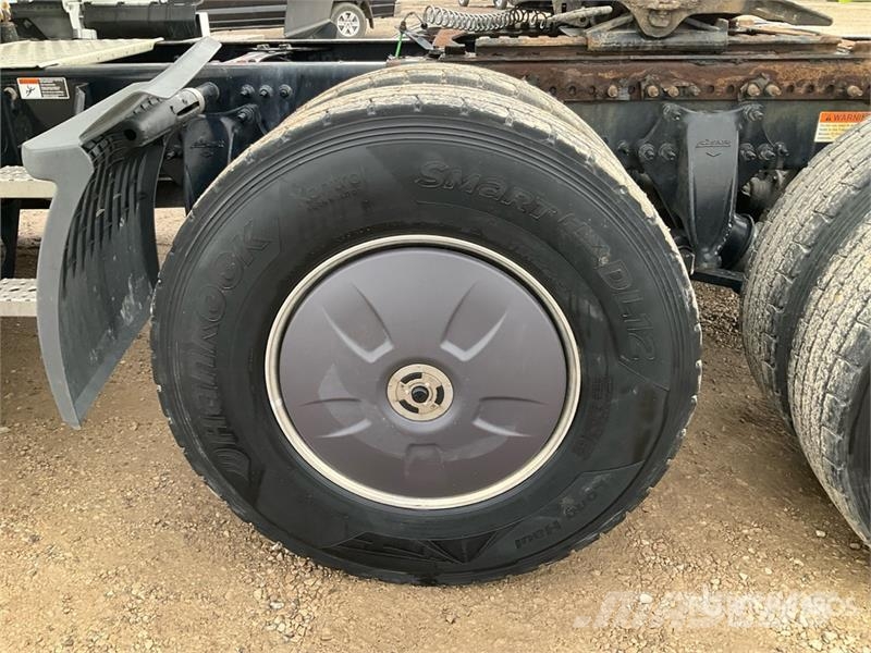 Freightliner Cascadia 126 6x4 T/A Sleeper Truck Tractor Vetopöytäautot