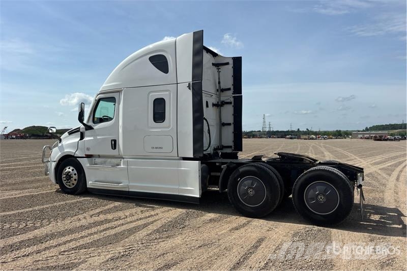 Freightliner Cascadia 126 6x4 T/A Sleeper Truck Tractor Тягачі