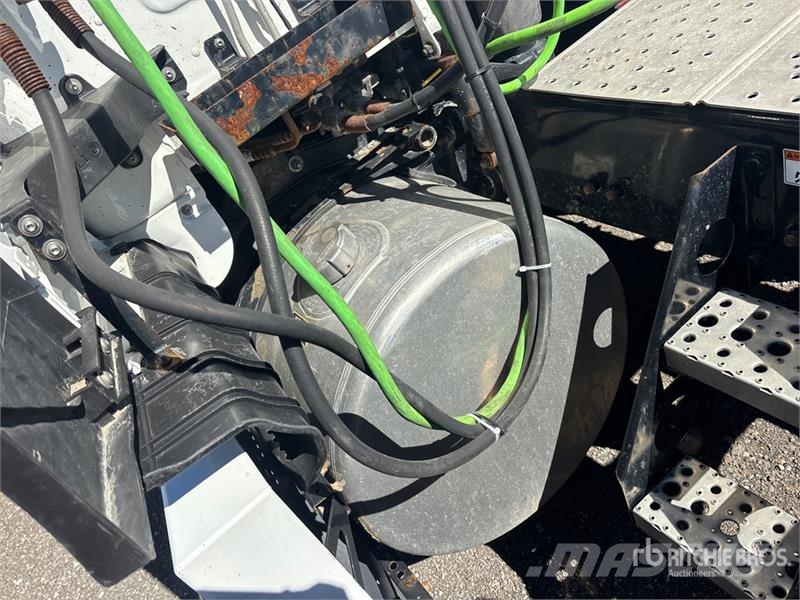Freightliner Cascadia 126 6x4 T/A Sleeper Truck Tractor Тягачі