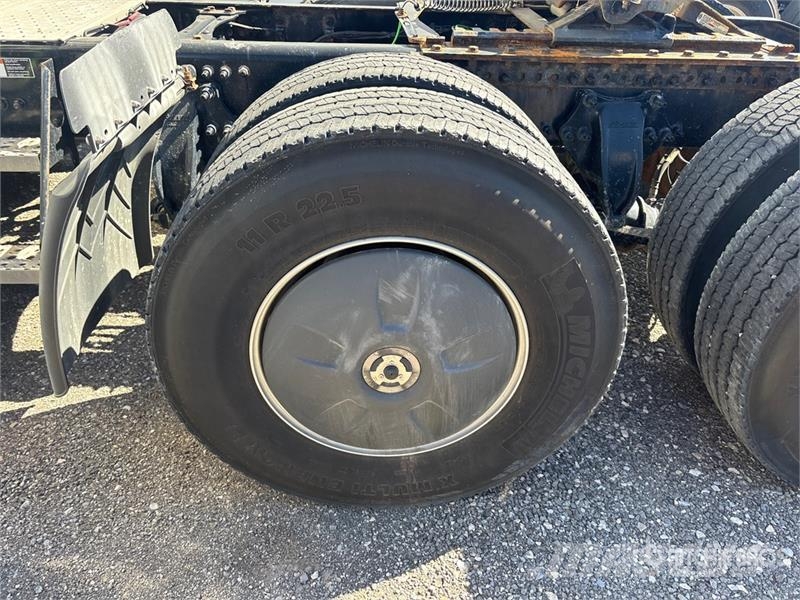 Freightliner Cascadia 126 6x4 T/A Sleeper Truck Tractor Тягачі