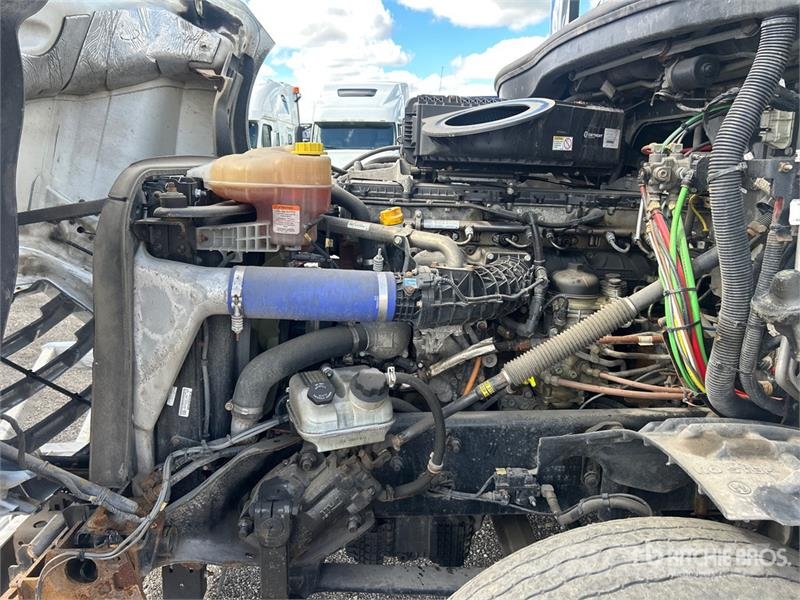 Freightliner Cascadia 126 6x4 T/A Sleeper Truck Tractor Vetopöytäautot