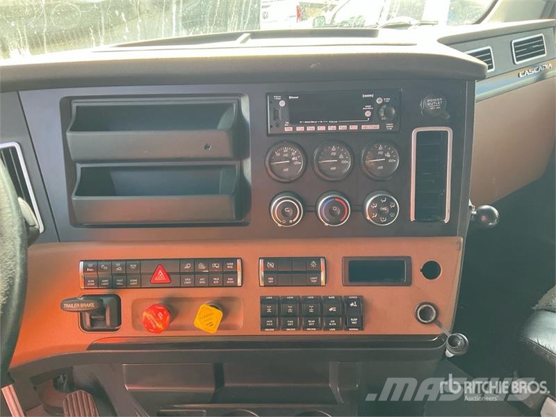 Freightliner Cascadia 126 6x4 T/A Sleeper Truck Tractor Vlačilci