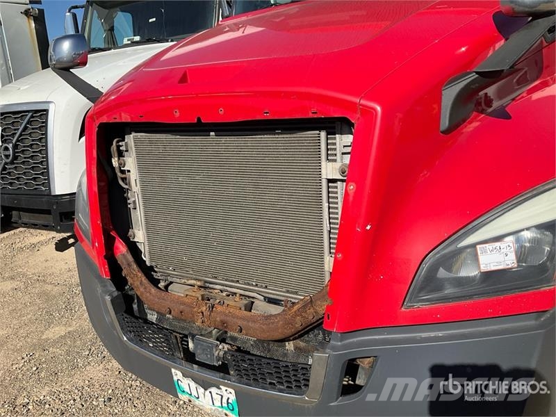 Freightliner Cascadia 126 6x4 T/A Sleeper Truck Tractor (Inoper وحدات الجر