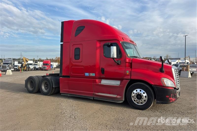 Freightliner Cascadia 125 6x4 T/A Sleeper Truck Tractor Tegljači