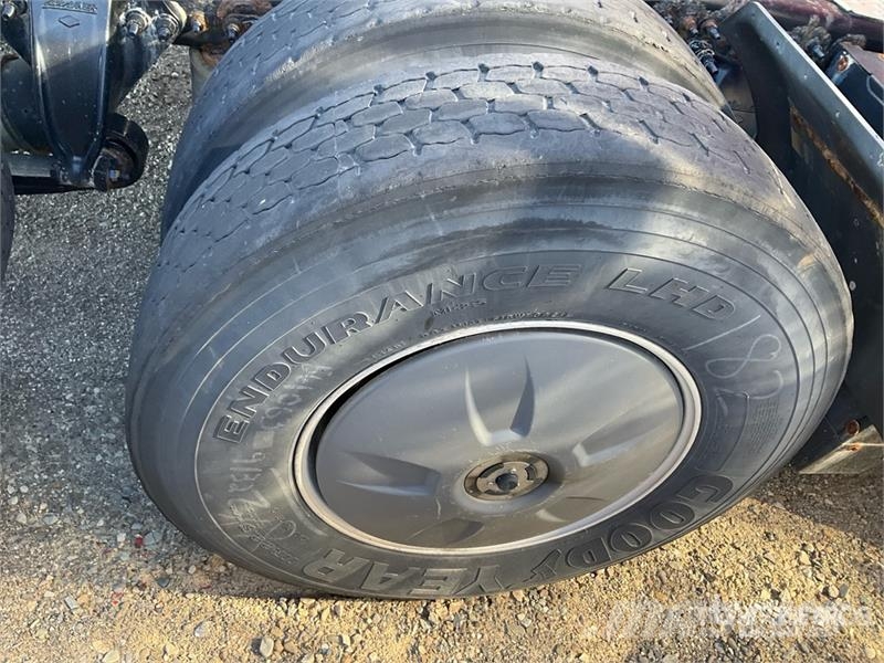 Freightliner Cascadia 126 6x4 T/A Sleeper Truck Tractor (Inoper وحدات الجر