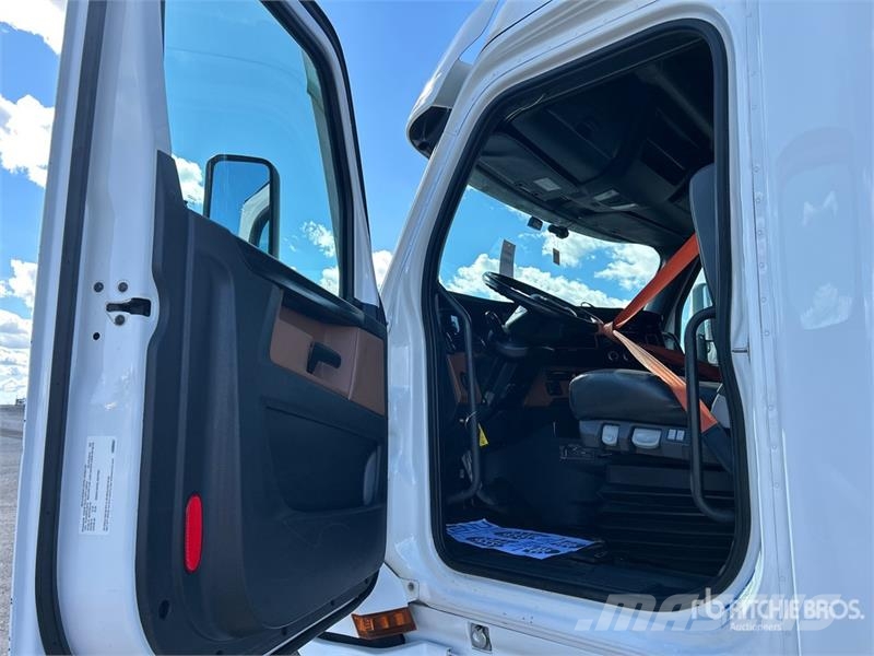 Freightliner Cascadia 126 6x4 T/A Sleeper Truck Tractor وحدات الجر