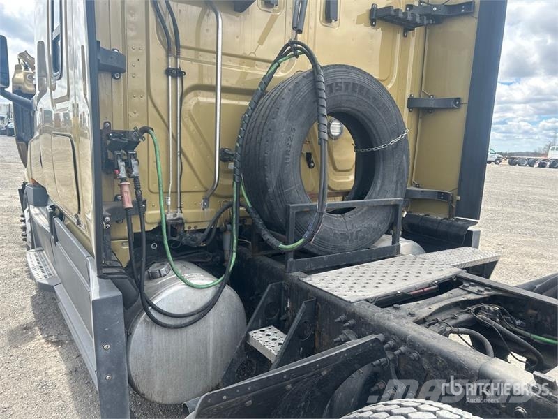 Freightliner Cascadia 126 6x4 T/A Sleeper Truck Tractor 牵引车