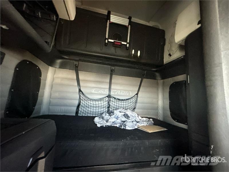 Freightliner Cascadia 126 6x4 T/A Sleeper Truck Tractor Седельные тягачи